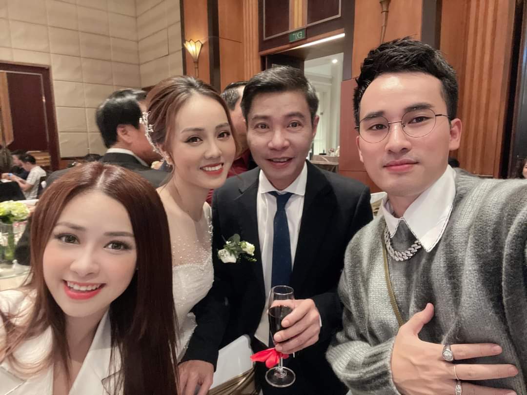 Nhà thiết kế Hà Duy và Dương Hoàng Yến chụp ảnh cùng vợ chồng Công Lý.