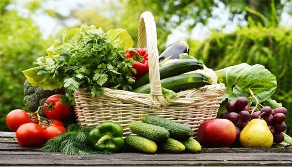 Bạn nên bổ sung thêm nhiều rau xanh vào các bữa ăn ngày tết.