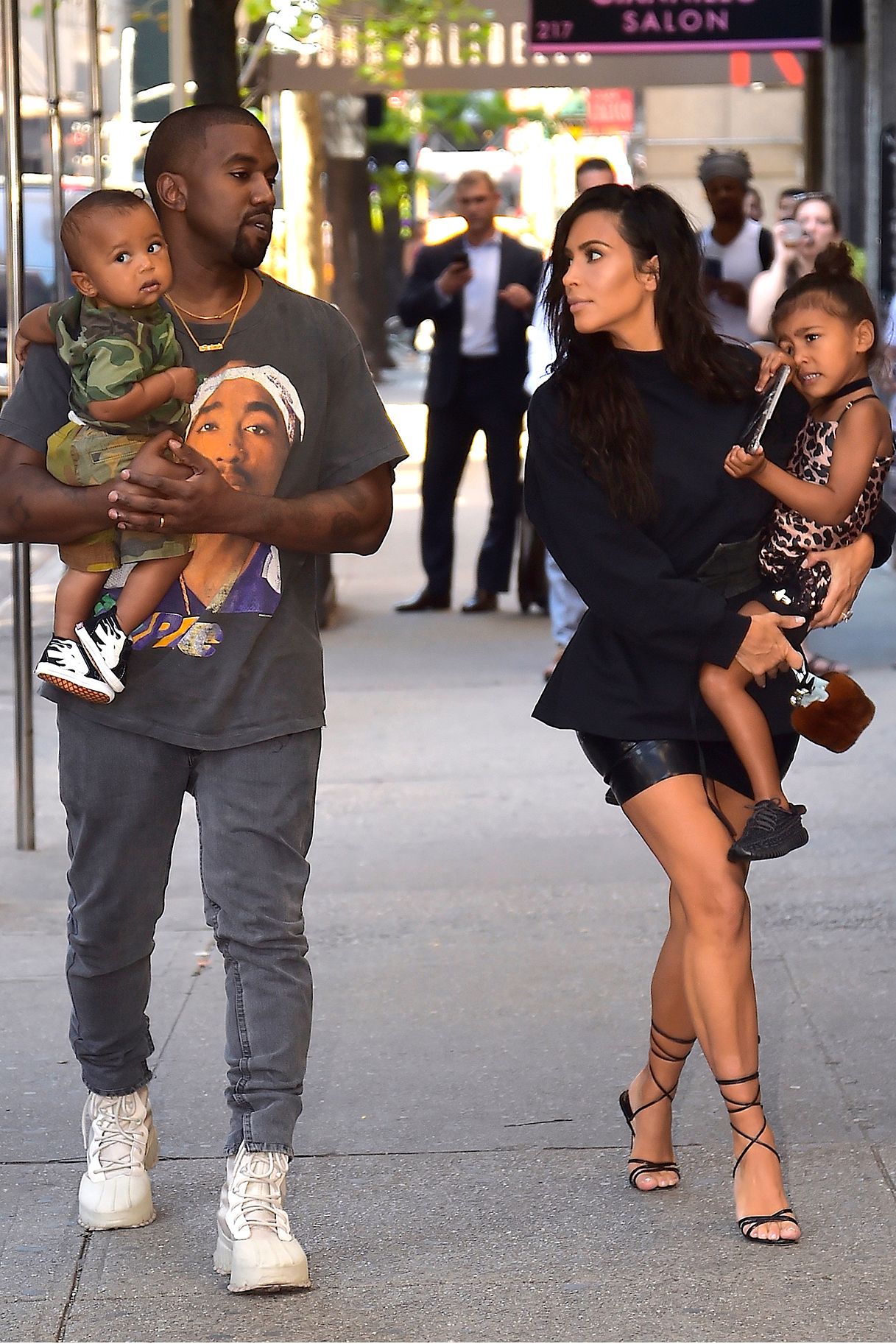 Những khoảnh khắc ngọt ngào của Kim Kardashian và Kanye West - Ảnh 8