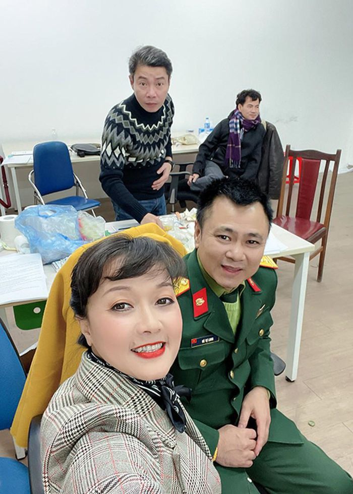Trên trang cá nhân, nghệ sĩ Vân Dung cũng đăng bức hình selfie với Tự Long, Xuân Bắc.