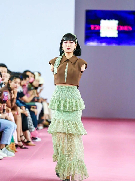 Lôi Khánh Dao biểu diễn trong show Tuần lễ thời trang Thâm Quyến.