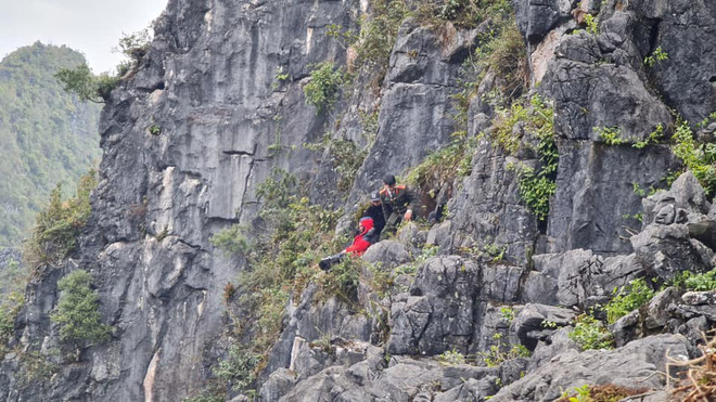 Trước đó, một du khách nam đến từ Sơn La đã bị ngã xuống vách đá sâu 13m.