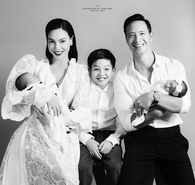Gia đình hạnh phúc của Kim Lý và Hà Hồ bên các con.