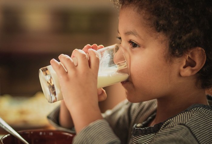 Chỉ thông qua việc làm đổ cốc sữa đậu mà cậu bé đã được mẹ dạy cách nhận ra cái sai và sửa chữa nó thế nào.