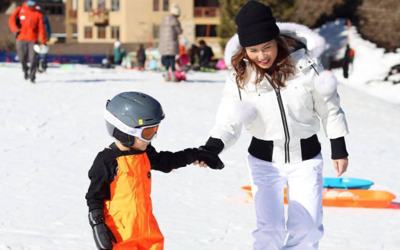 Bà xã Đan Trường dẫn con trai đi chơi trượt tuyết.