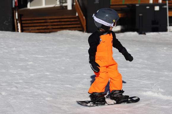 Lần đầu tiên trượt tuyết nhưng con trai Đan Trường tỏ ra rất thành thạo.