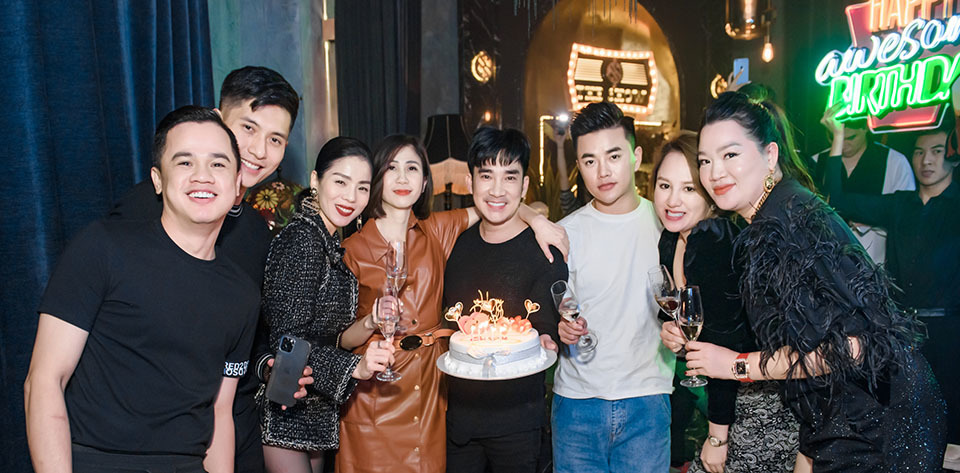 Trong tiệc sinh nhật ca sĩ Quang Hà, Lệ Quyên và Lâm Bảo Châu dính nhau như sam.