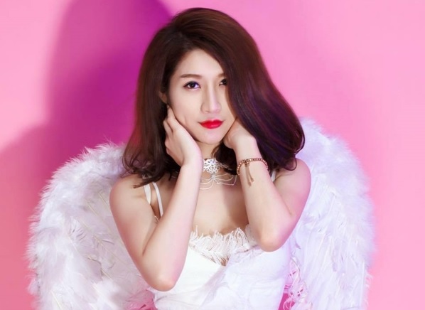 Giữa lùm xùm