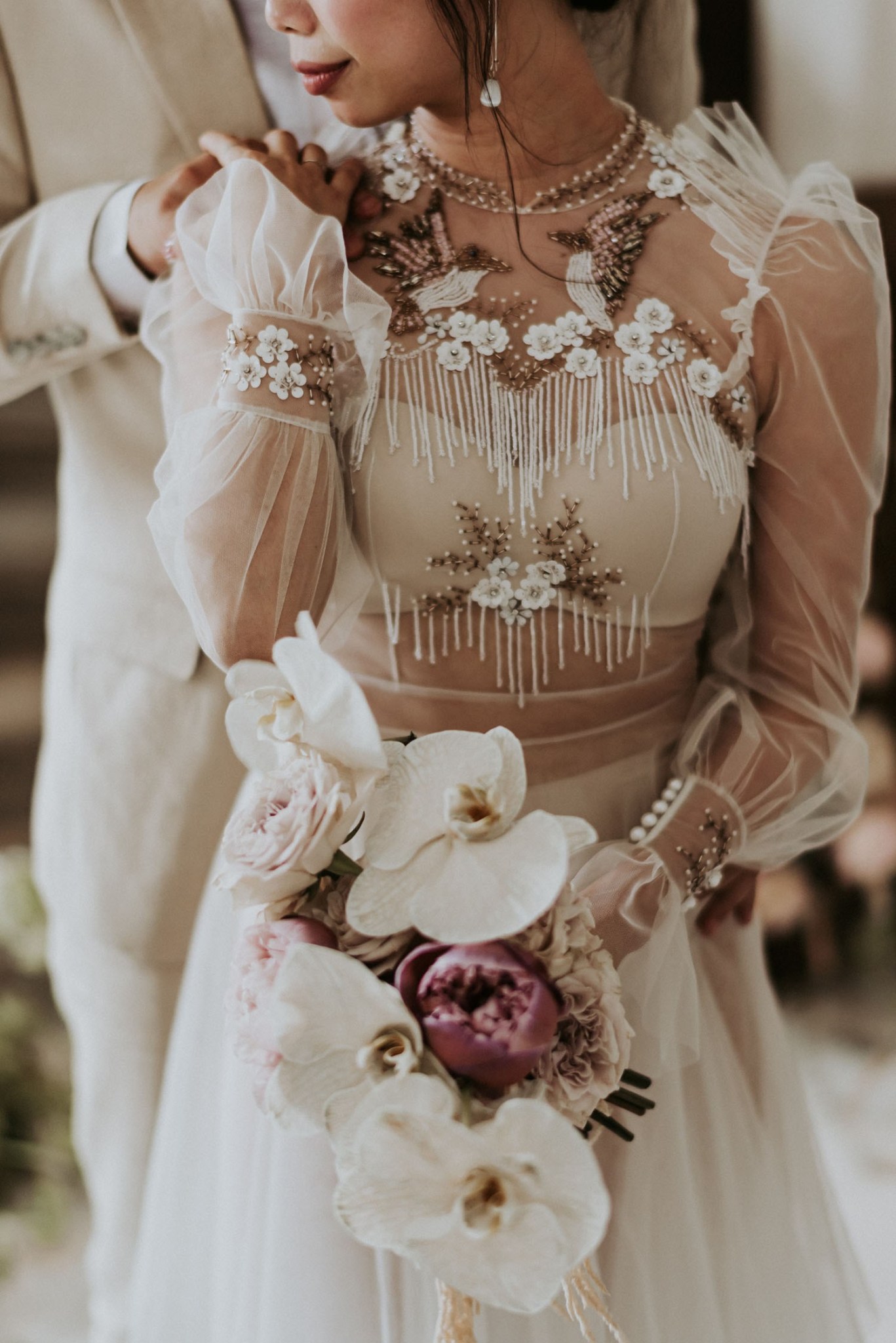 Chiếc váy cưới của co dâu được thiết kế làm nổi bật đường cong của cơ thể.