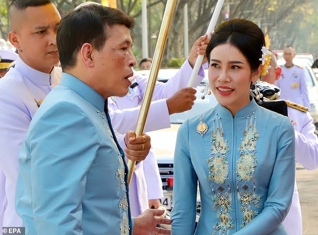 Vua Thái Lan đã sắc phong cho Hoàng quý phi Sineenat Wongvajirapakdi làm Hoàng hậu thứ hai.