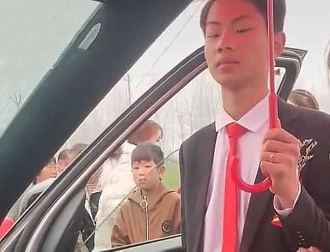Thái độ gây sốt MXH của chú rể khi cô dâu ngồi lì trong xe cưới đếm tiền
