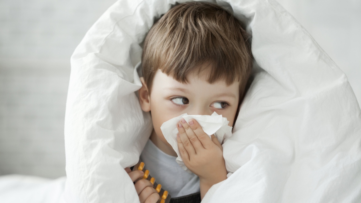 Trẻ em bị cảm cúm có thời gian lây bệnh lâu hơn và có các triệu chứng nhiễm bệnh tương tự như người lớn.