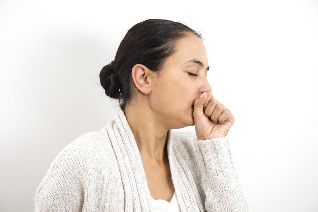 Bệnh nhân nhiễm Covid-19 thường xuất hiện các triệu chứng ho khan, đau họng.
