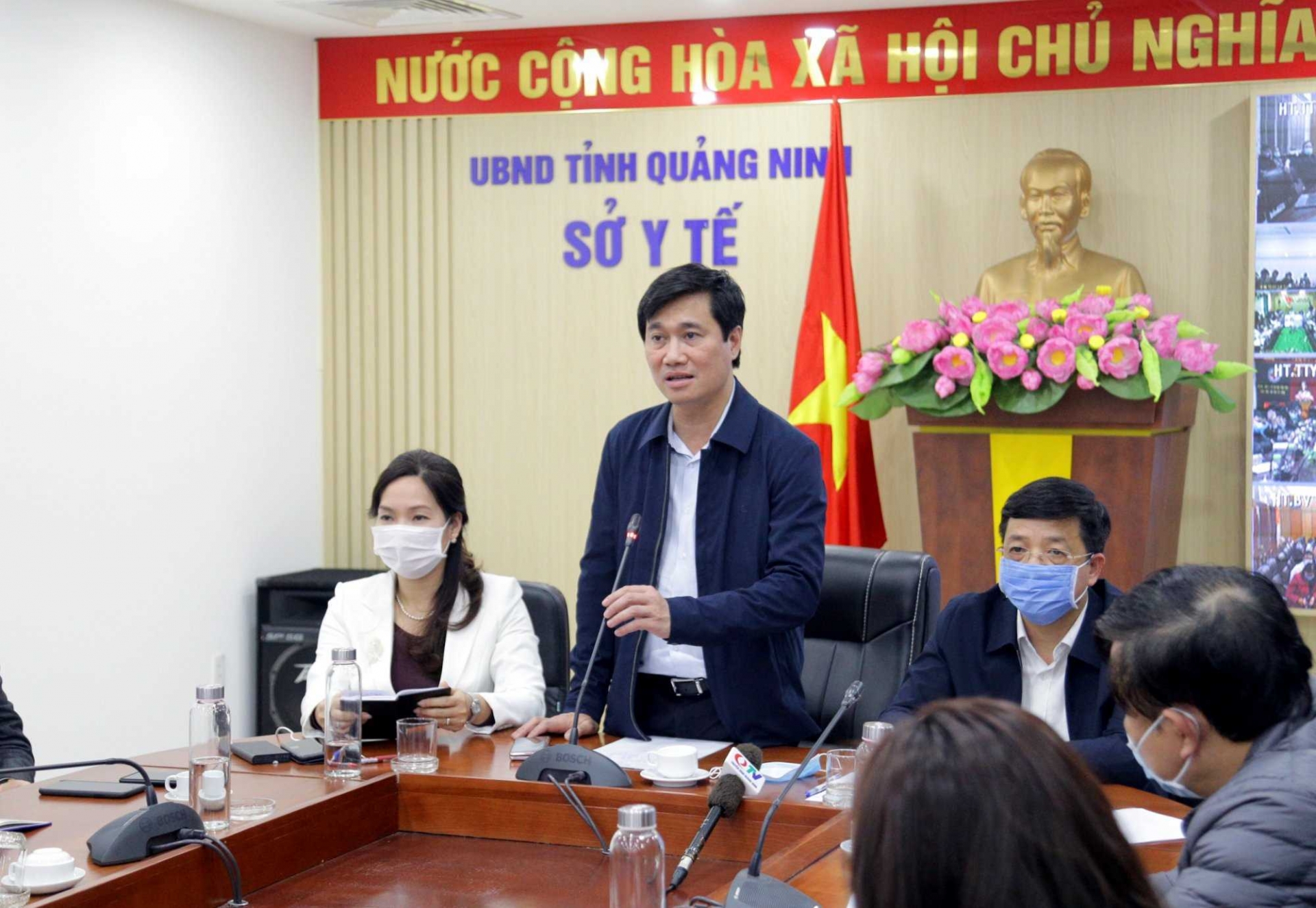 Ban Chỉ đạo phòng chống dịch Covid-19 tỉnh Quảng Ninh đã họp khẩn cấp để kích hoạt ngay các biện pháp phòng chống Covid-19 khi có ca nhiễm mới trên địa bàn.