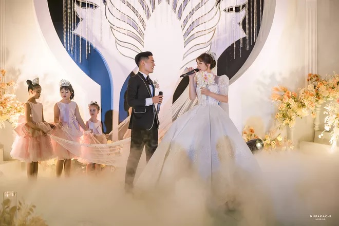 Đám cưới được tổ chức, sắp xếp công phu bởi ê-kíp quay phim, chụp ảnh từ Hà Nội.