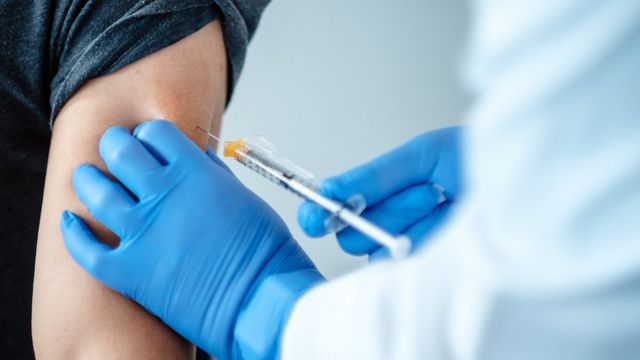 Các chuyên gia cho biết, thế hiện vaccine đầu tiên vẫn hiệu quả chống lại biến thể mới của Covid-19.