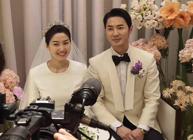 Jun Jin và Ryu Yi Seo hẹn hò 3 năm trước khi tiến tới hôn nhân.    