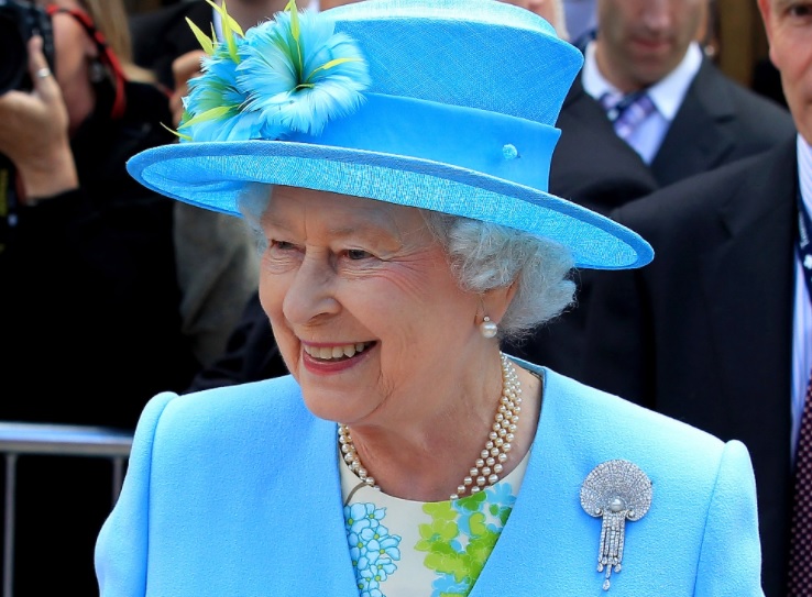 Chiếc trâm cài hình vỏ sò thường được bà đeo để tưởng nhớ đến người mẹ quá cố của mình, vì đây là chiếc trâm Hoàng thái hậu thích nhất.