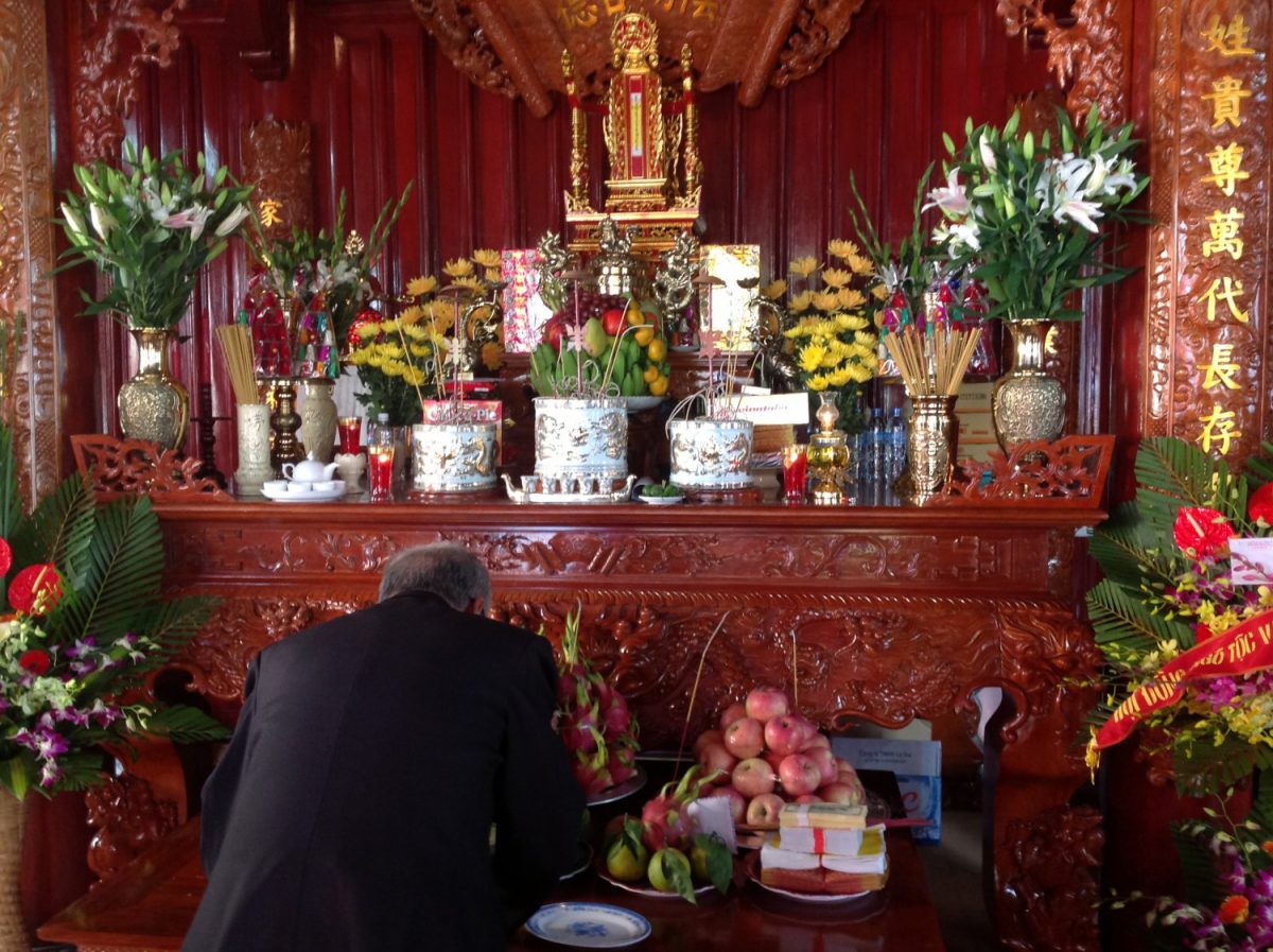 Trước khi thực hiện bao sái bàn thờ cần phải thắp hương xin thần Phật, tổ tiên rồi mới tiến hành dọn dẹp.