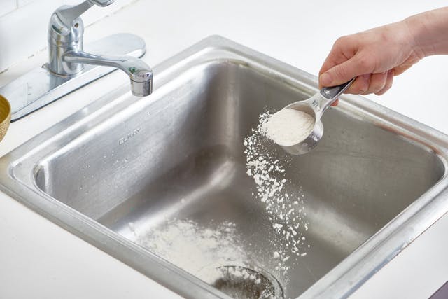 Bồn rửa bát là nơi chứa rất nhiều vi khuẩn nên bạn cần vệ sinh chúng sạch sẽ.