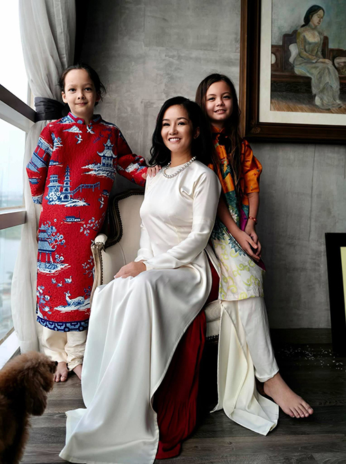 Diva Hồng Nhung bên các con trong trang phục áo dài truyền thống của Việt Nam.