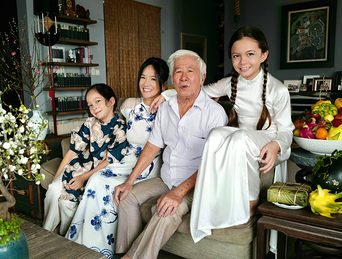 Chiều 30 Tết, Hồng Nhung và các con đón ông ngoại sang nhà ăn tất niên.