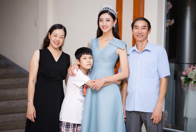 Hoa hậu Lương Thùy Linh mừng tuổi bố mẹ tới 100 triệu đồng - Ảnh 1