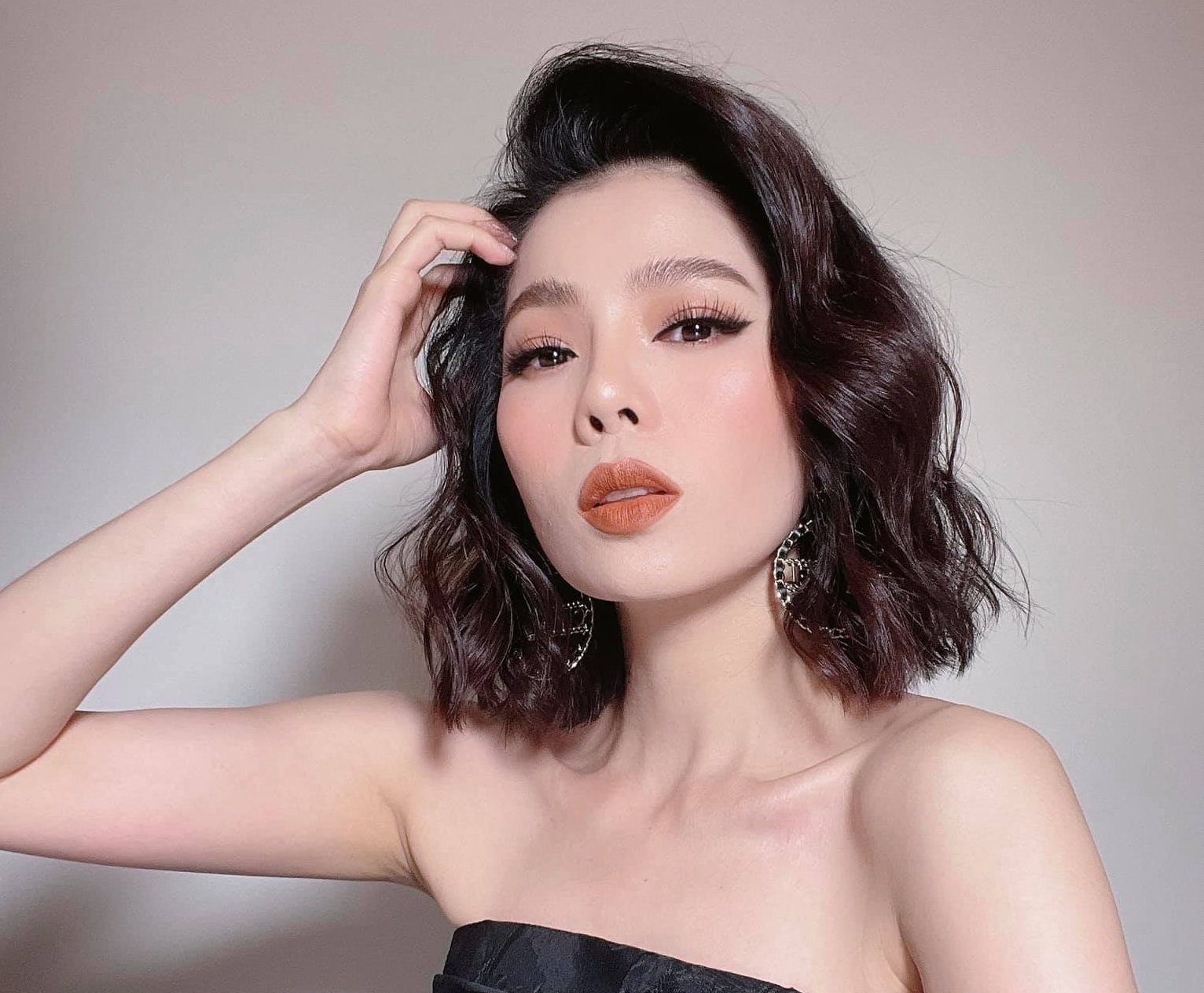 Rộ tin đồn Lệ Quyên mang thai với tình trẻ khi lộ vòng 2 