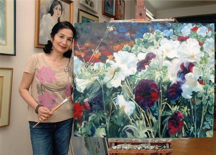 Bà từng triểm lãm nhiều tranh nhưng không nhận mình là họa sĩ, chỉ nhận là diễn viên yêu thích vẽ.