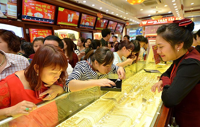 Việc mua vàng vào ngày vía Thần tài nhằm cầu may nên tốt nhất gia chủ không nên bán số vàng đó đi.