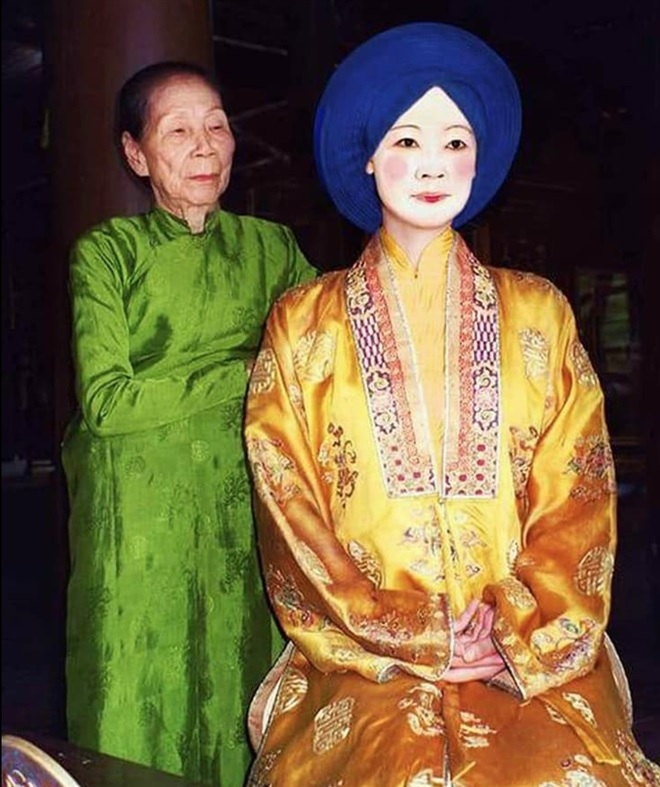 Bà Dinh là cháu ngoại của Quận công Ưng Quyến (em trai thứ 3 của vua Kiến Phúc, Hàm Nghi và Đồng Khánh) và là vợ của ông Nguyễn Như Đào - lái xe vua Bảo Đại.