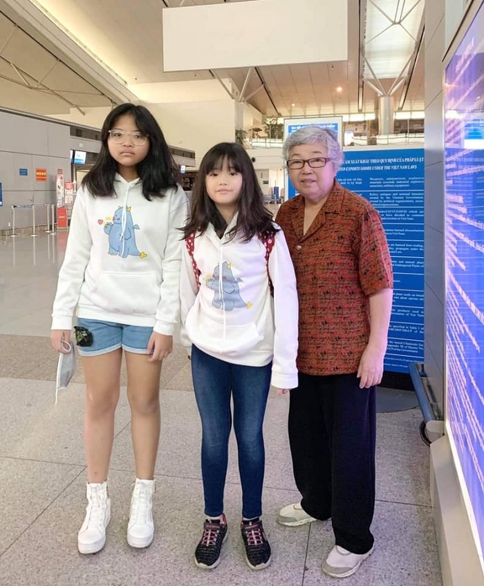 Bé Nguyệt Cát cùng bà ngoại bay sang Mỹ để thăm mẹ sau 1 năm xa cách vì dịch bệnh.