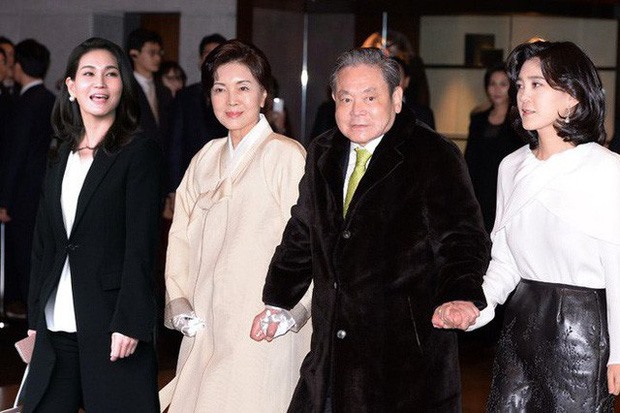 Chủ tịch Lee Kun-hee cùng vợ và 2 cô con gái xinh đẹp, tài giỏi, quyền lực là Lee Boo Jin và Lee Seo Hyun