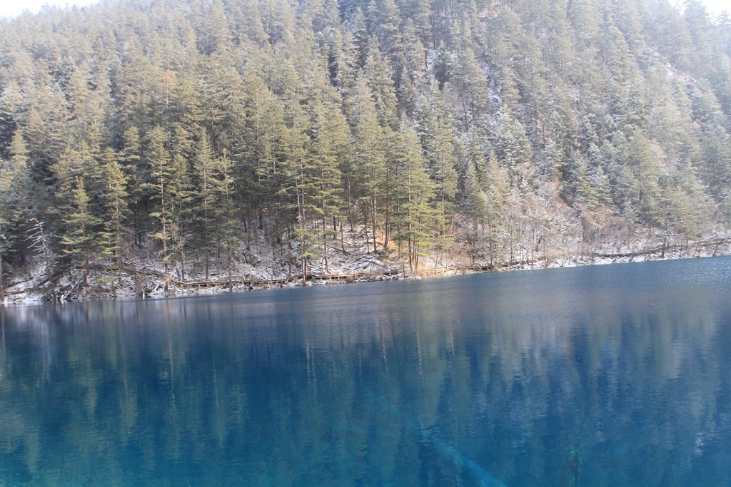 Những hồ nước trong vắt nhìn thấy đáy ở Cửu Trại Câu