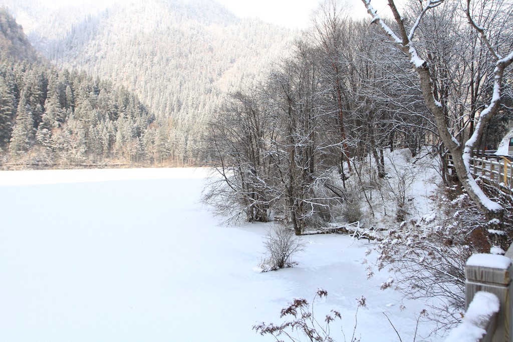 Mặt hồ đã đóng băng và bạn có thể đi bộ được trên mặt hồ