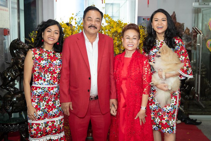 Ông Trần Qúi Thanh cùng vợ và 2 con gái
