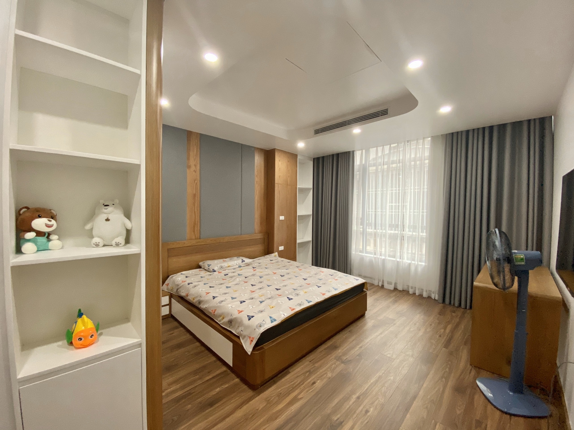 Phòng ngủ cũng đi theo hướng tối giản, đề cao công năng sử dụng. Kiểu nội thất âm tường, nội thất thông minh giúp các phòng ngủ trông rộng rãi và gọn gàng hơn.