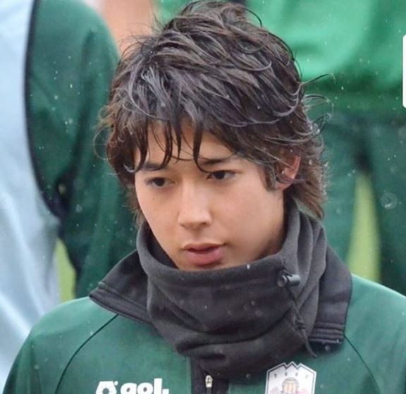 Kurabe trường thành từ bóng đá sinh viên Nhật Bản, có 1 năm chơi tại giải chuyên nghiệp Nhật Bản.