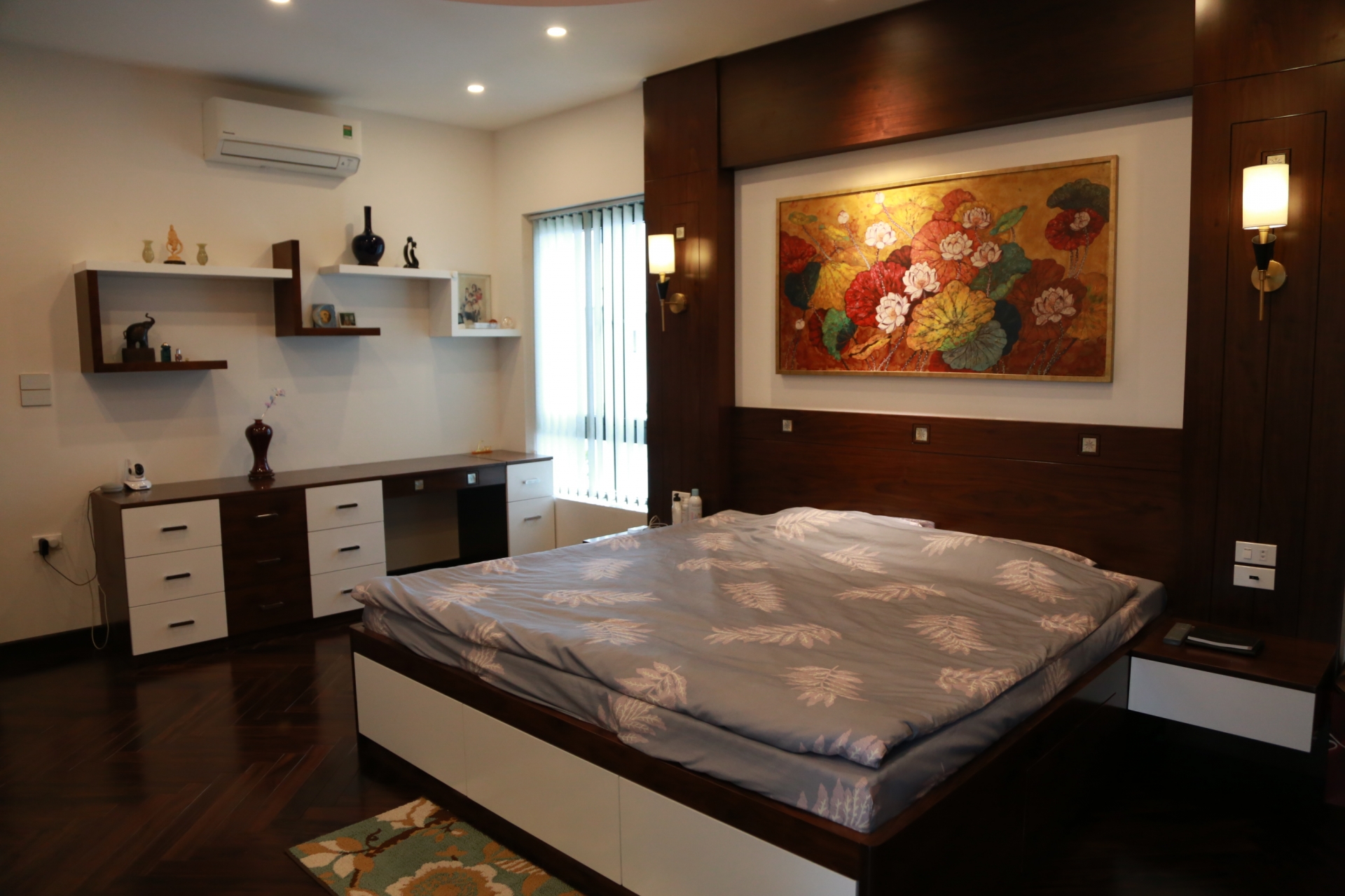 Phòng ngủ 2 vợ chồng theo phong cách tối giản, điểm nhấn là bức tranh sơn mài hoa sen.