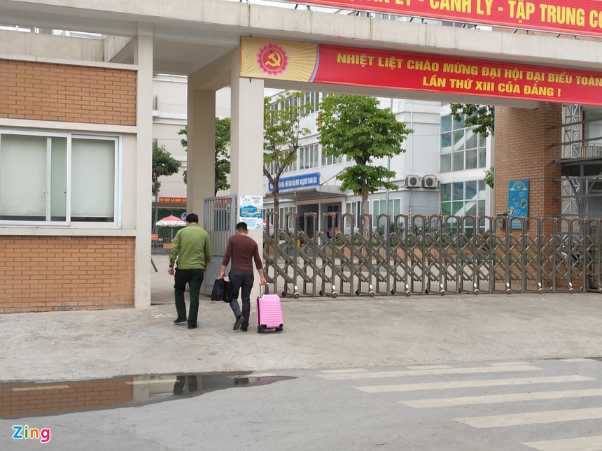 Hình ảnh anh Hải - phụ huynh của một bé lớp 3 Trường tiểu học Xuân Phương vào trường cách ly cùng con (ảnh: Zing.vn)