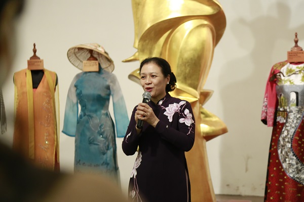Đại sứ Nguyễn Phương Nga - Nguyên Thứ trưởng bộ ngoại giao trao tặng 2 chiếc áo dài cho bảo tàng
