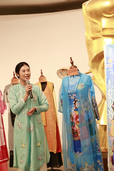 Ngọc Hân tự hào khi chiếc áo dài do mình thiết kế được trưng bày tại bảo tàng