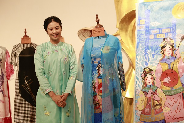 Hoa hậu Ngọc Hân trao tặng chiếc áo dài lấy cảm hứng từ nhã nhạc cung đình Huế