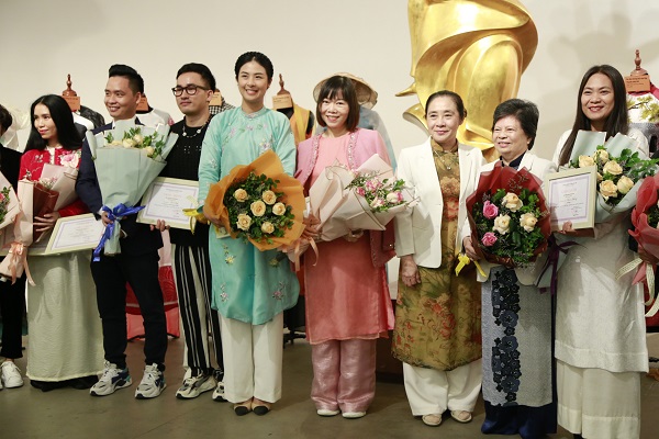 Hoa hậu Ngọc Hân cùng các nhà thiết kế trao tặng áo dài cho Bảo tàng Phụ nữ Việt Nam.