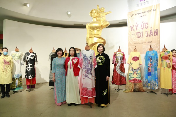Nhà thiết kế Minh Minh với mẫu áo dài chị trao tặng bảo tàng