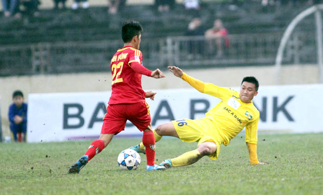 Cầu thủ Đình Đồng (áo vàng), một trong số rất nhiều những cầu thủ có lối chơi rắn, quyết liệt, thậm chí là thô bạo quá mực cần thiết, tạo nên thứ 'thương hiệu' bóng đá đáng quên của Sông Lam Nghệ An