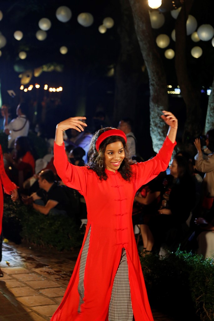 Ngoài đội ngũ người mẫu chuyên nghiệp và các diễn viên múa Việt Nam, áo dài Việt còn được trình diễn bởi những người bạn quốc tế.