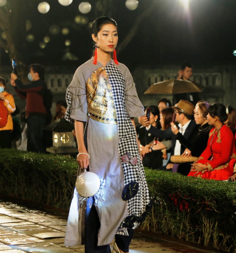 Mở đầu chương trình là bộ sưu tập áo dài với chủ đề Việt Nam của nhà thiết kế Huệ Thi.