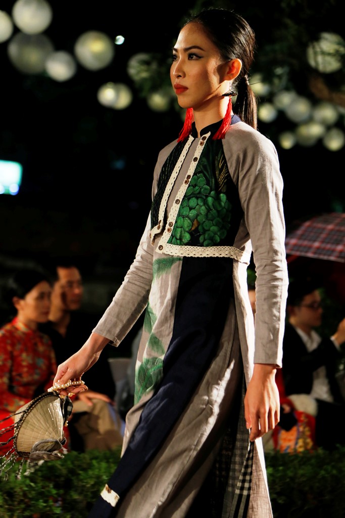 Những thiết kế của NTK Huệ Thi lấy cảm hứng từ khăn rằn, một phụ kiện gắn bó với người phụ nữ Nam Bộ