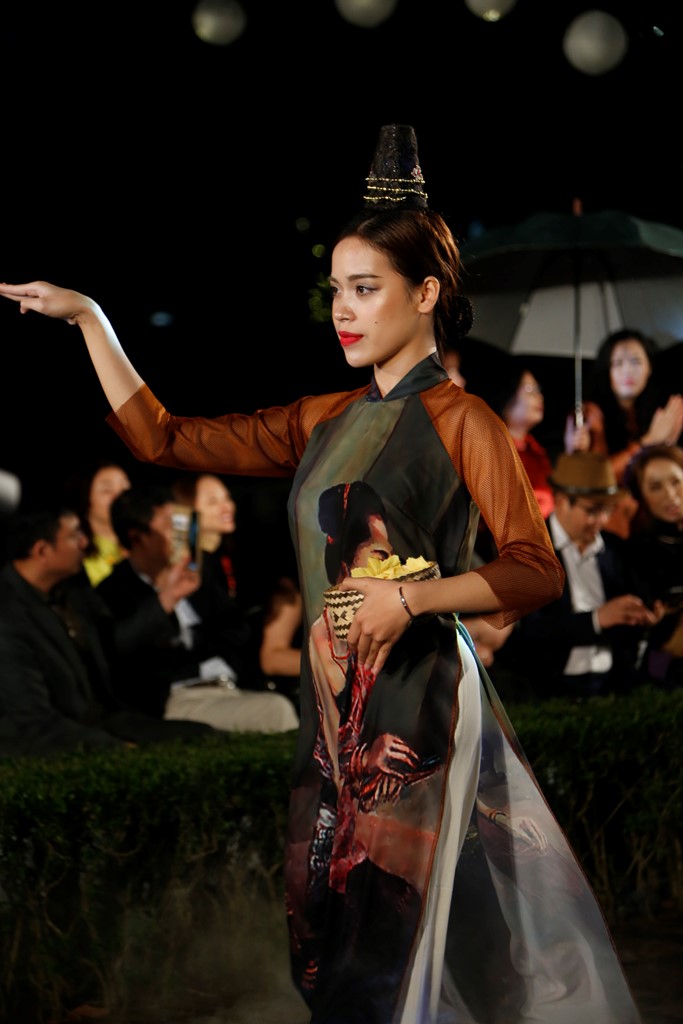 Một mẫu áo dài lấy cảm hứng từ đất nước Lào.
